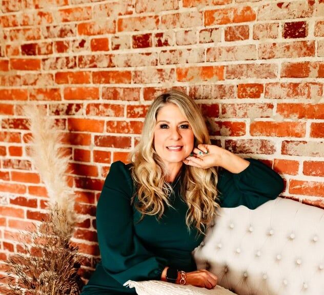 April Goodner, Real Estate Salesperson in Mena, Perry Real Estate