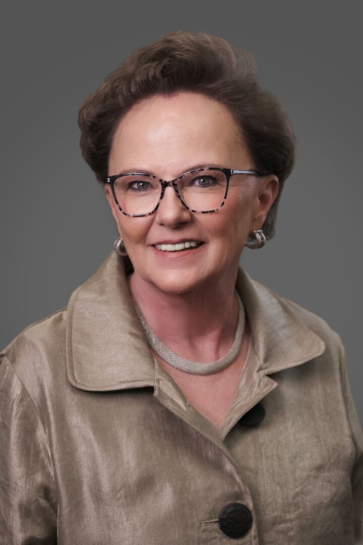 Bev Roberts, Associate Real Estate Broker in Columbus, Scheetz