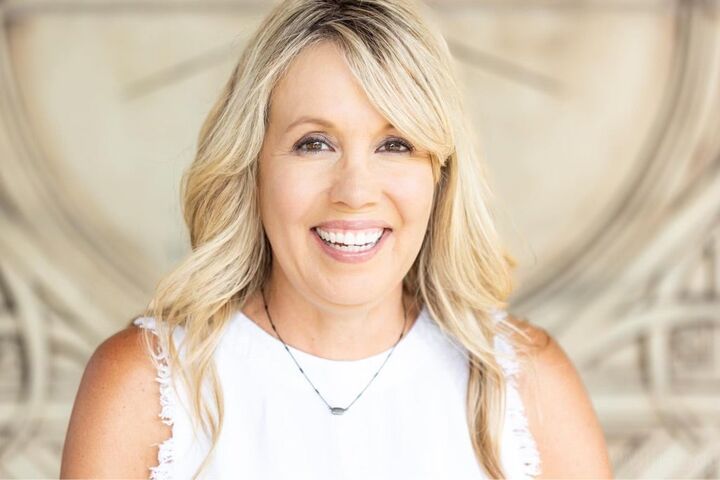 Joyce Halblom, Real Estate Salesperson in Grinnell, Signature Real Estate