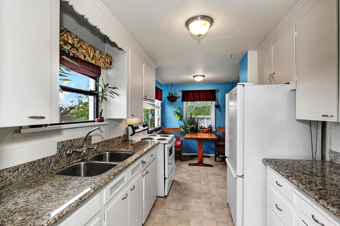 Property Photo: Kitchen 2118 SW Henderson St  WA 98106 