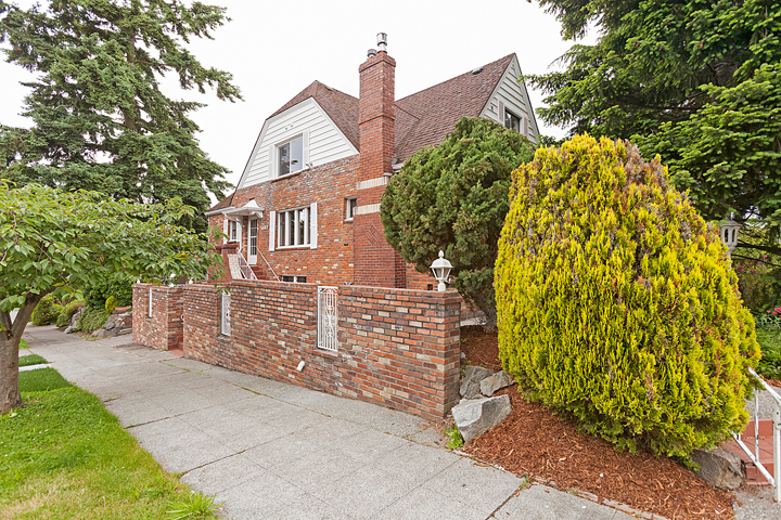 Property Photo:  1601 3rd Ave N  WA 98109 