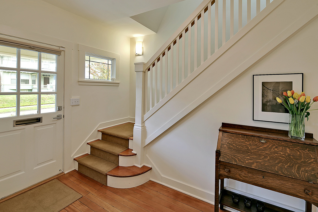 Property Photo: Foyer 732 33rd Ave  WA 98122 