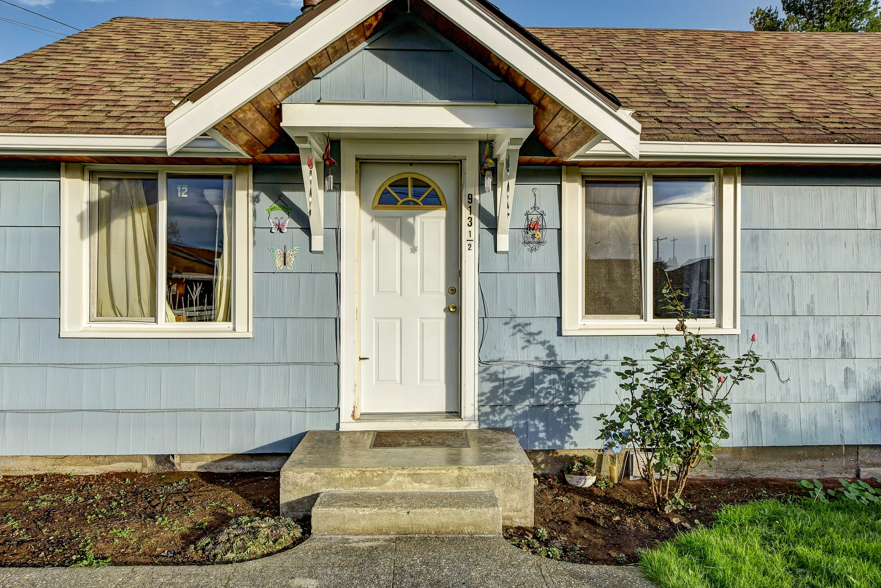 Property Photo:  913 1/2 Alder Ave  WA 98270 