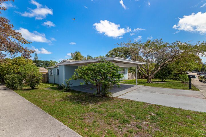 Property Photo:  528 N A Street  FL 33460 