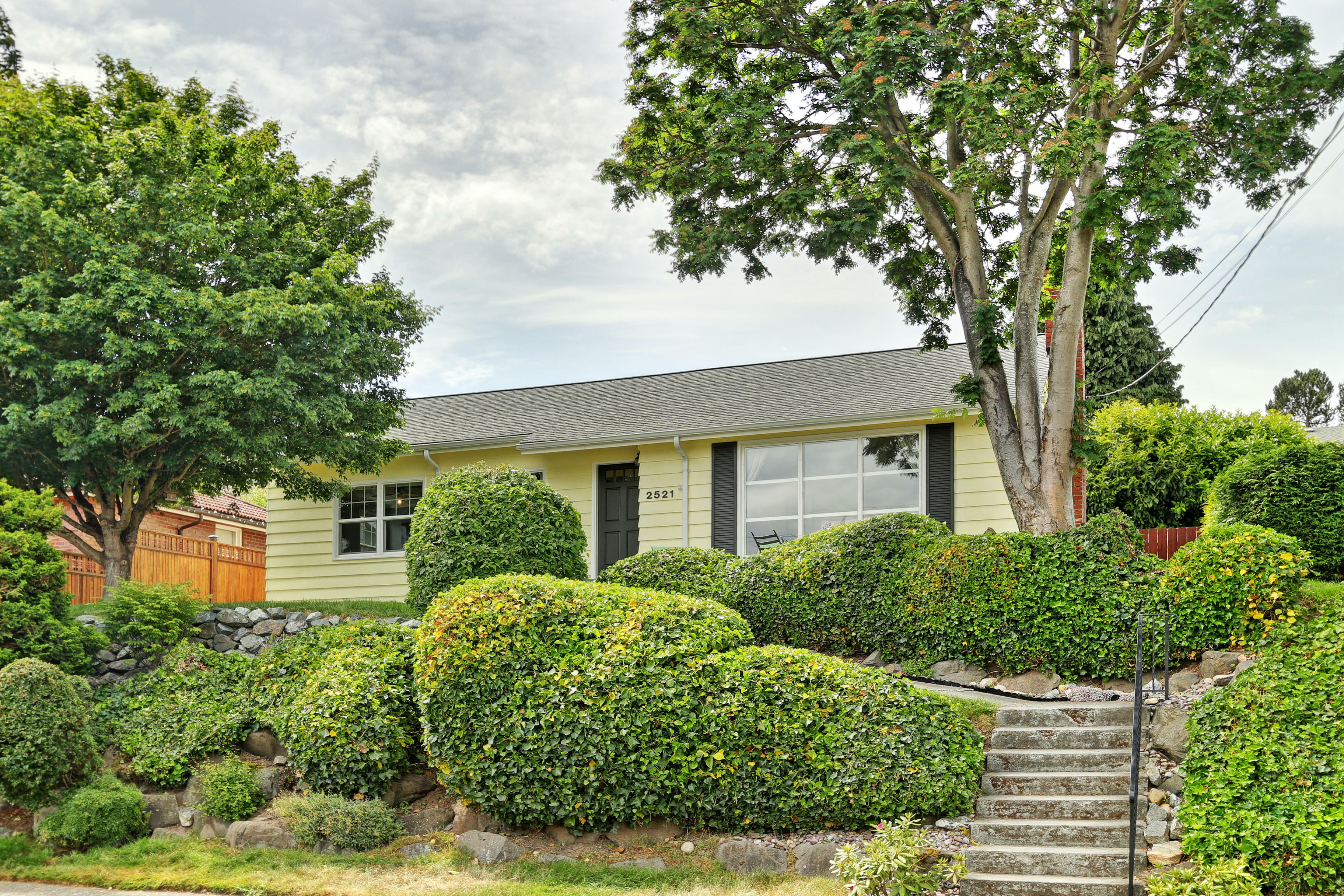 Property Photo:  2521 Piedmont Place W  WA 98199 