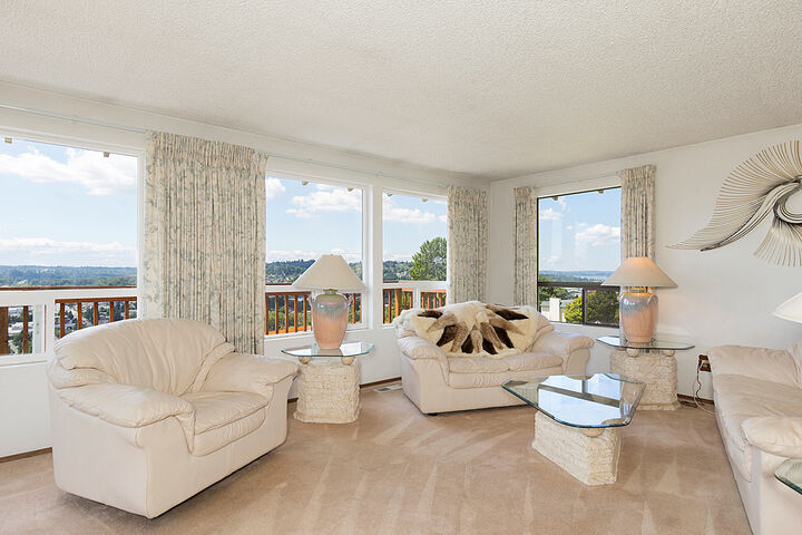Property Photo: Living room 720 Cedar Ave S  WA 98057 