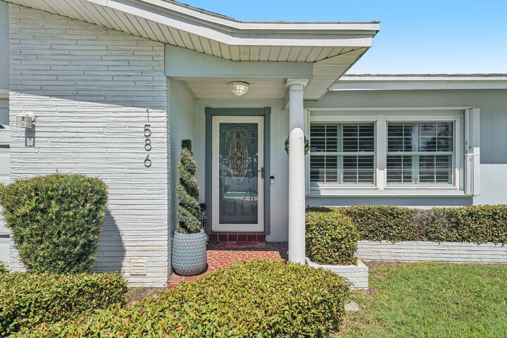 Property Photo: 1586 Rosery Road NE FL 33770