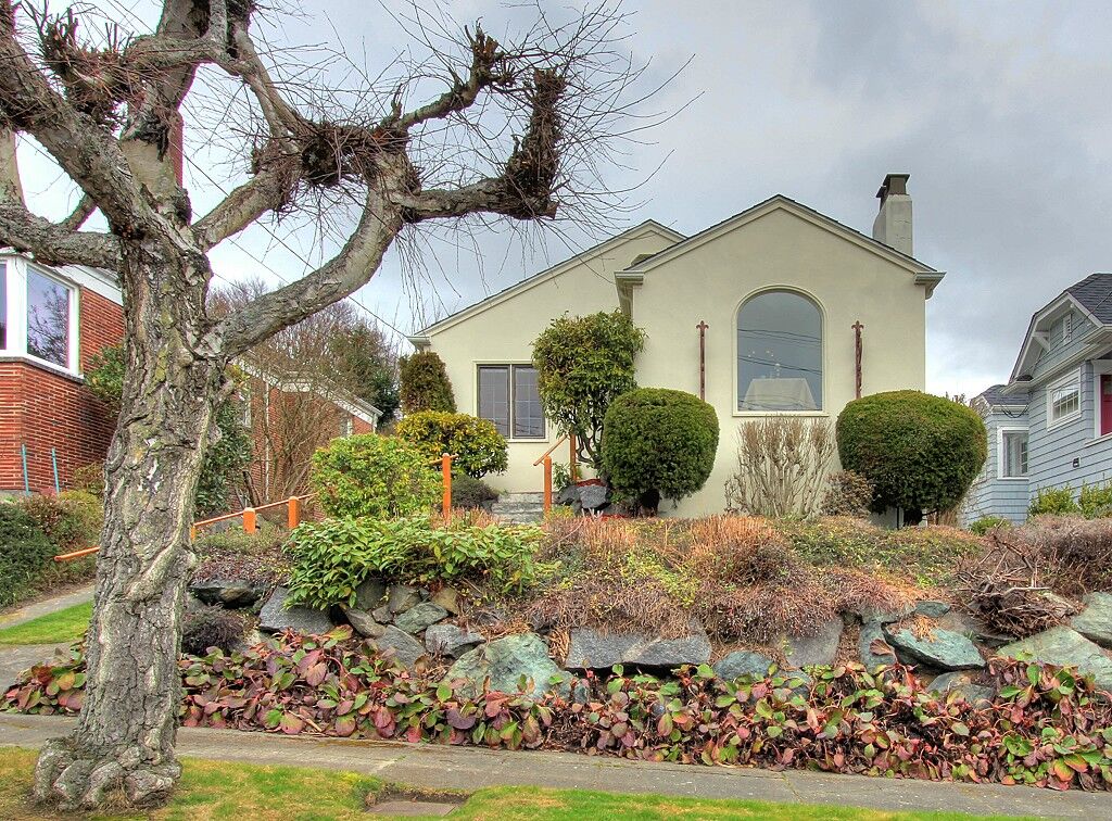 Property Photo:  2624 W Plymouth Street  WA 98199 