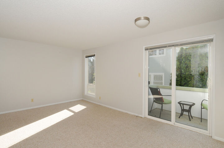Property Photo: Living & dining room 1515 E Union St 304  WA 98122 