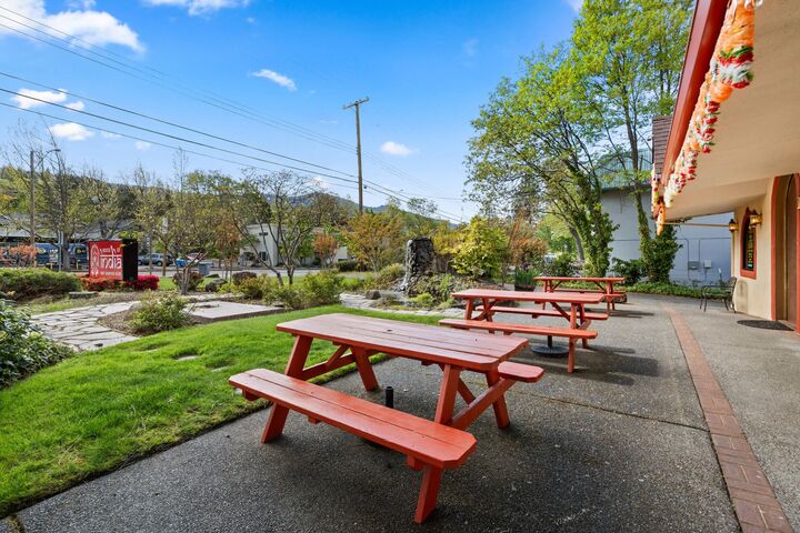 Property Photo:  1667 Siskiyou Boulevard  OR 97520 