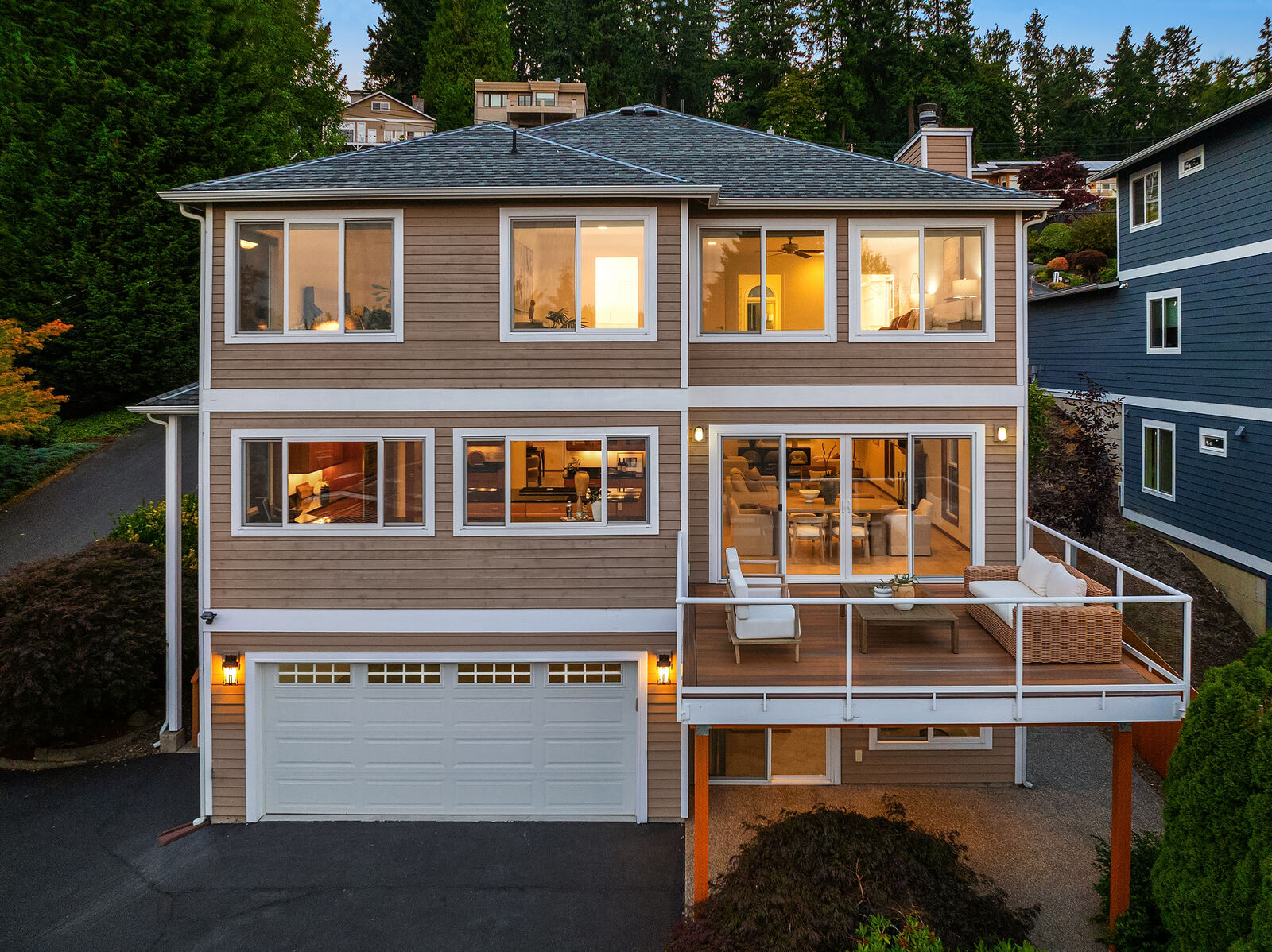 Property Photo:  8533 NE Juanita Dr (Private Lane)  WA 98034 