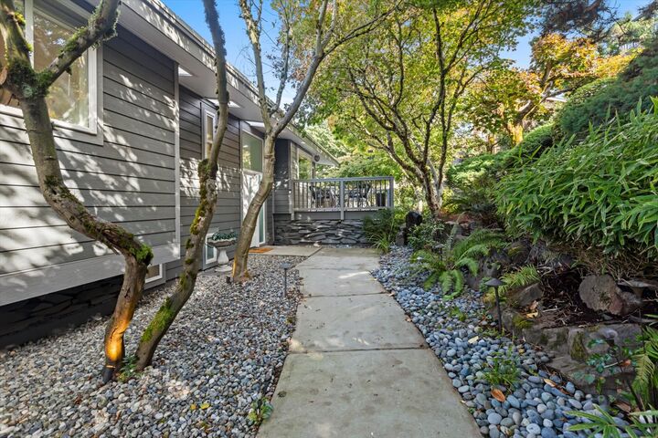 Property Photo:  6900 SE 33rd Street  WA 98040 