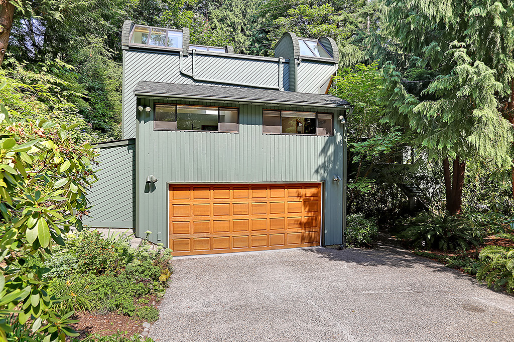 Property Photo:  4525 Ferncroft Rd  WA 98040 