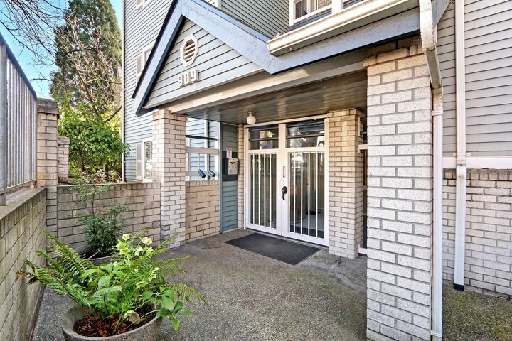 Property Photo: Building Entry 909 N 35th St 301  WA 98103 