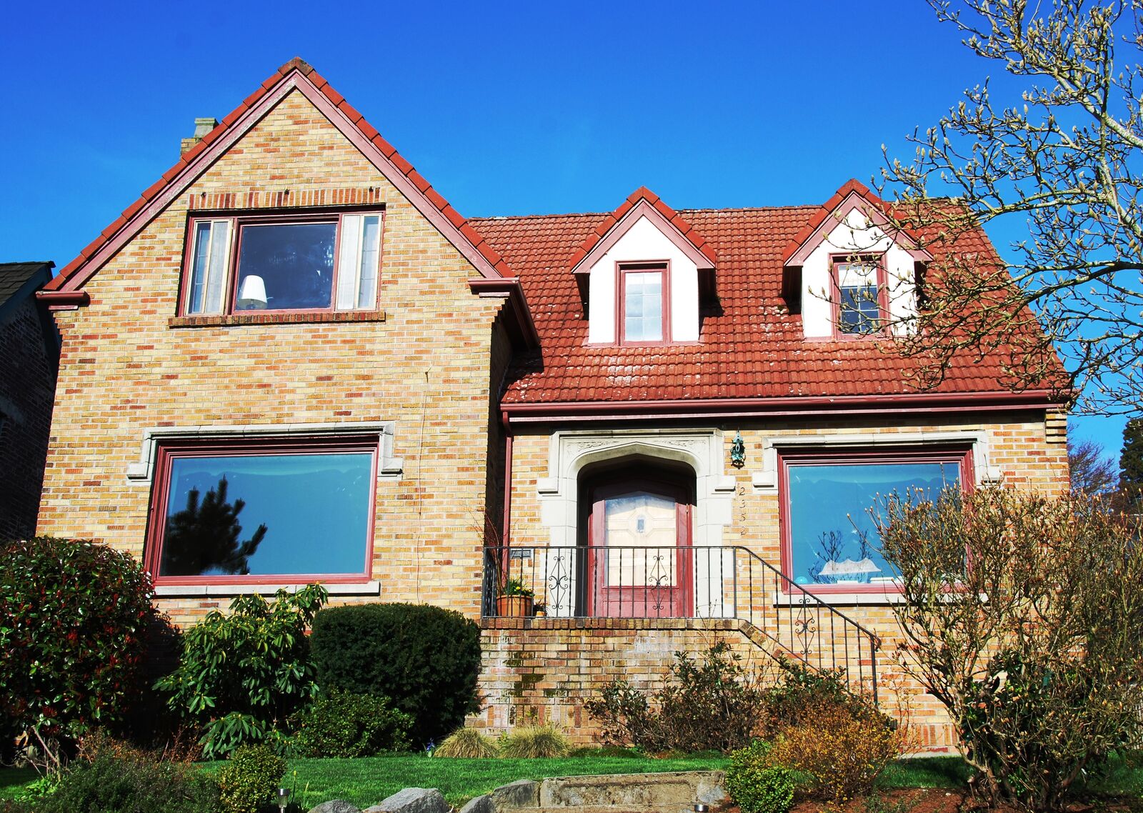 Property Photo: 2352 Rosemont Place W WA 98199