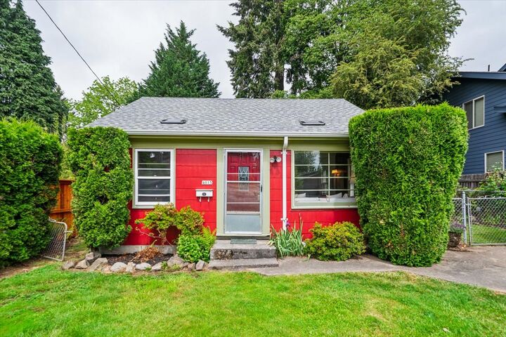 Property Photo:  4015 SE Tenino St  OR 97202 