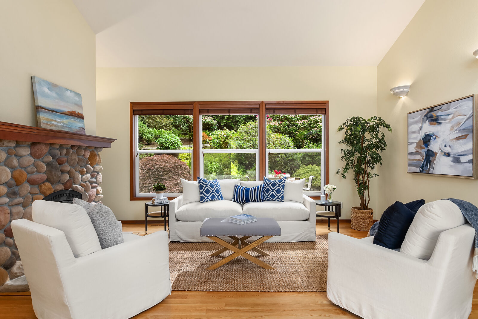 Property Photo: 8387 NE Sumanee Place WA 98110