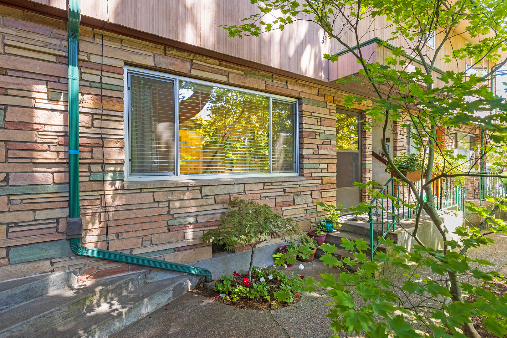 Property Photo: Front Entry 701 3rd Ave W 725  WA 98119 