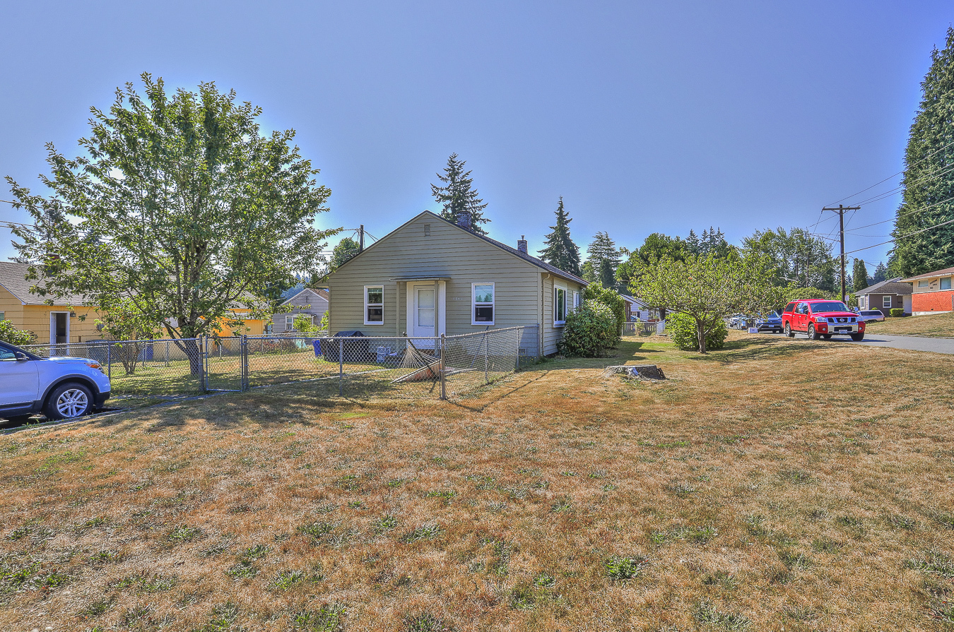 Property Photo:  1004 Woodlawn Ave  WA 98203 