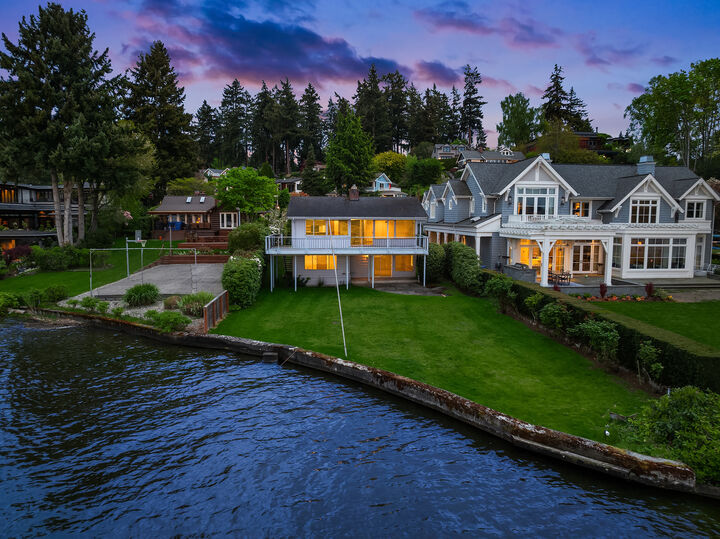 Property Photo:  1811 1/2  10th Street W  WA 98033 