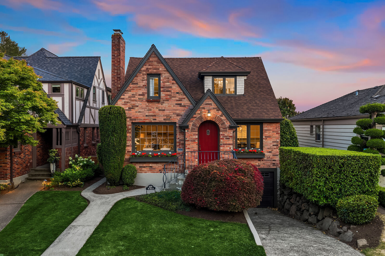 Property Photo:  4319 NE 44th Street  WA 98105 