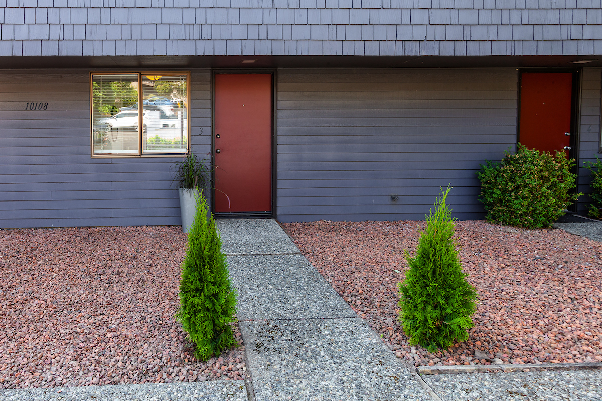 Property Photo: Beachside Haven 10108 NE 68th St 3  WA 98033 