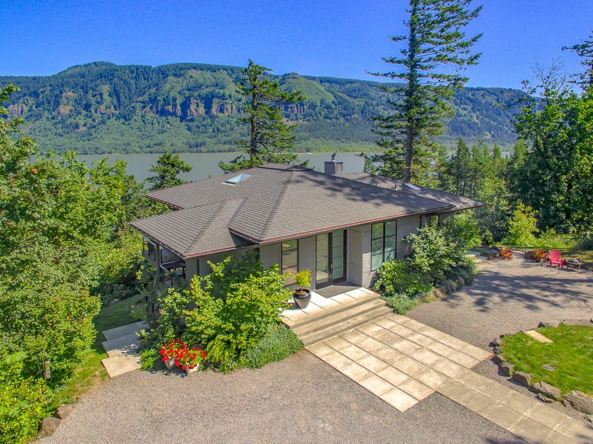 Property Photo:  512 Riverside Dr  WA 98671 