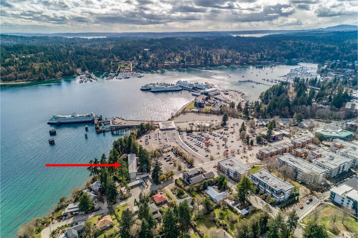 Property Photo:  965 Winslow Way E 303  WA 98110 