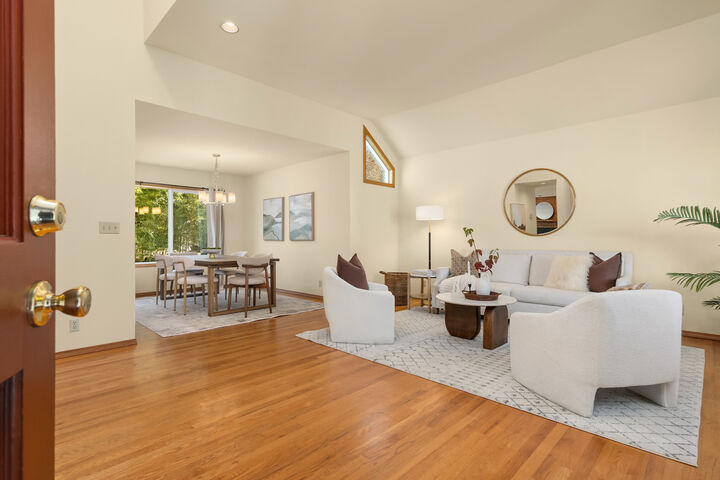 Property Photo: 534 Azalea Avenue NE WA 98110