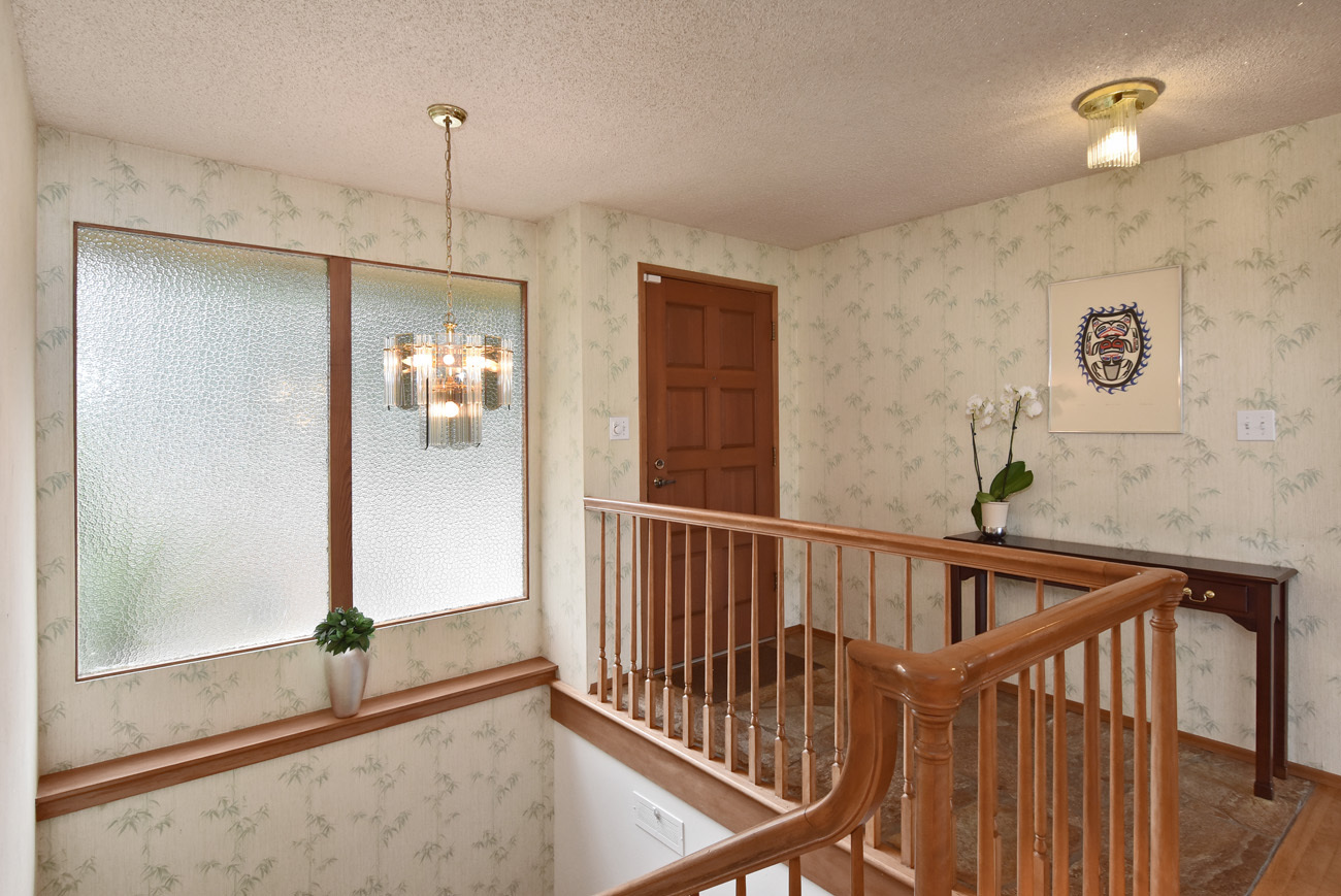 Property Photo: Foyer 700 8th Ave S  WA 98020 