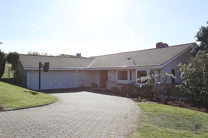 Property Photo: 8818 NE 19th St WA 98004