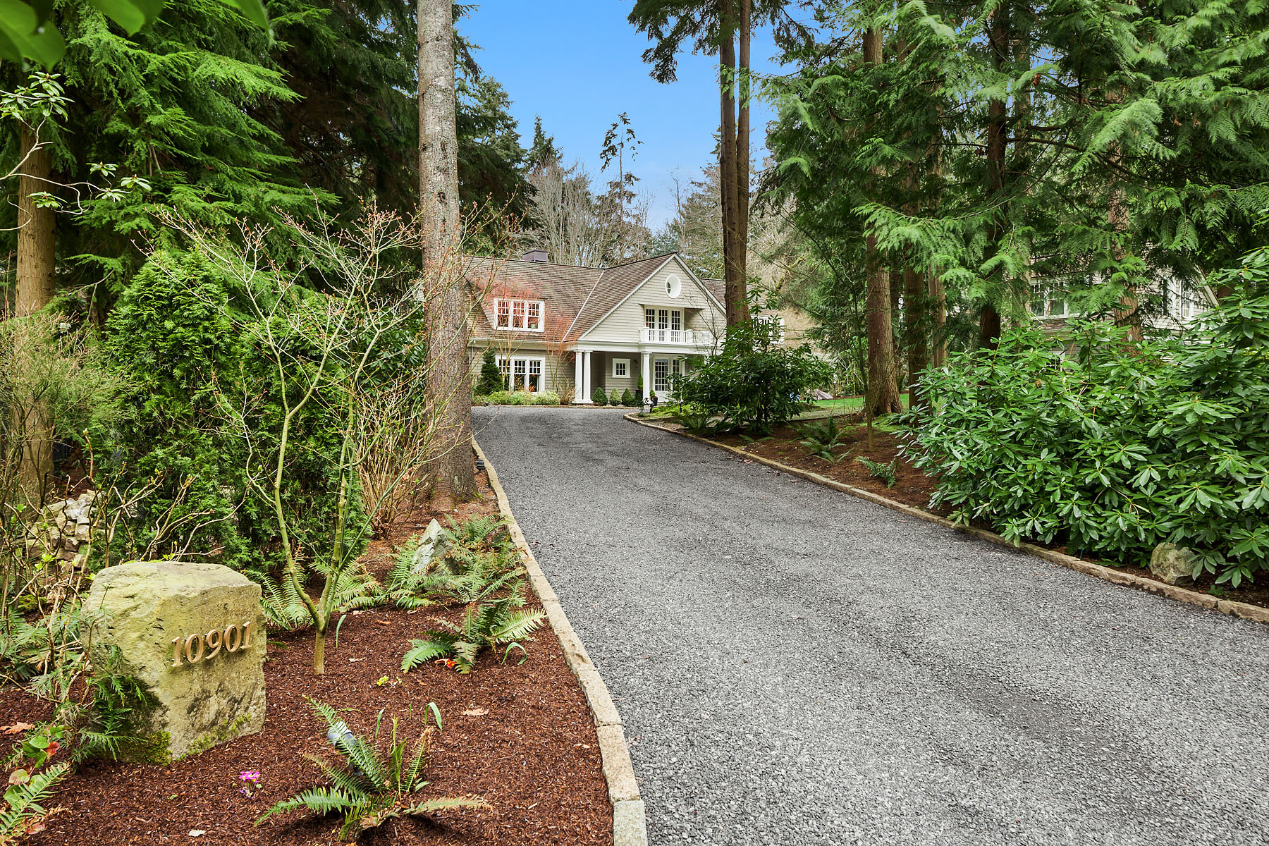 Property Photo: 10901 Algonquin Rd WA 98020