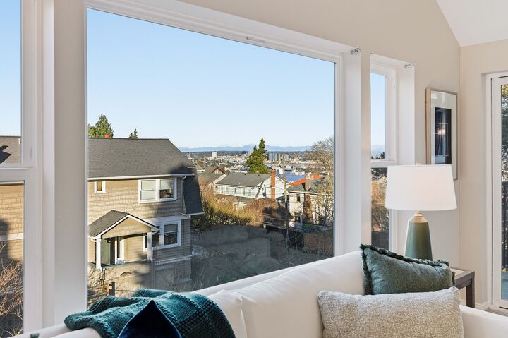 Property Photo:  467  Newton Street 405  WA 98109 