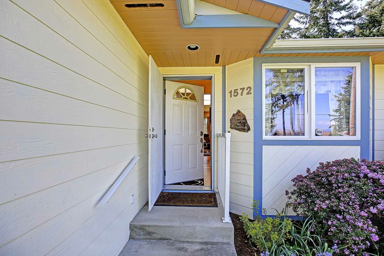 Property Photo:  1572 Country Club Dr  WA 98282 